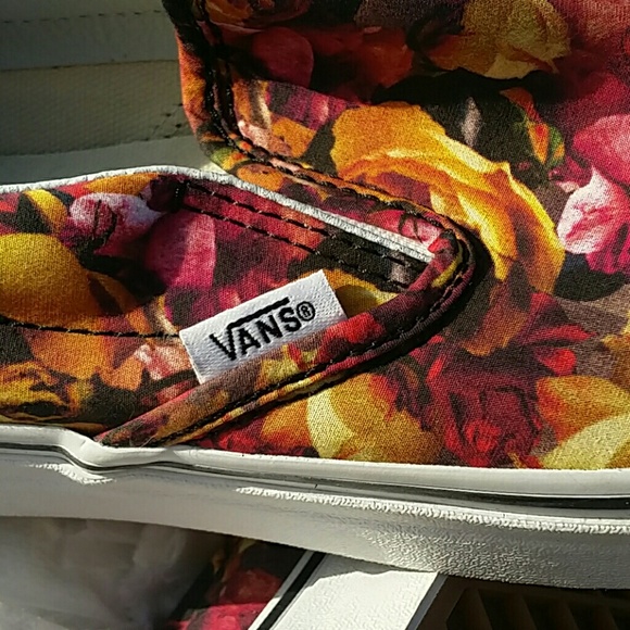 ❌SOLD❌ Vans Floral Digi Roses ❌SOLD❌ - Picture 6 of 6